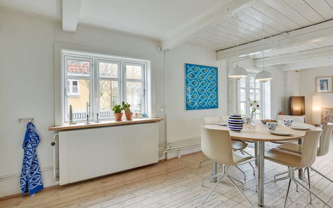 Gunulf - 150M from the Sea: Møbel, Gulvbelægning, Indretning, Etage, Træ, Trægulve, Loft, Bord, Spisestue, Lejlighed