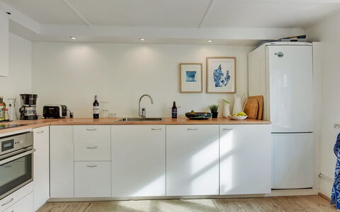 Gunulf - 150M from the Sea: Køkken, Køkken Apparat, Countertop, Møbel, Cabinetry, Gulvbelægning, Større Bandage, Indretning, Træ, Husholdningsapparat