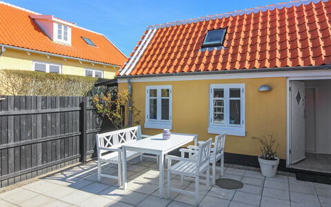 Gunulf - 150M from the Sea: Hus, Hjem, Tag, Dør, Kompositmateriale, Skygge, Sommerhus, Estate, Gård, Veranda