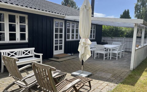 Skrolan - 200M from the Sea: Udendørs Møbler, Møbel, Hjem, Udendørs Bord, Tag, Skygge, Stol, Veranda, Dør, Gårdhave