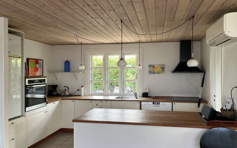 Skrolan - 200M from the Sea: Gulvbelægning, Køkken, Countertop, Indretning, Træ, Møbel, Loft, Etage, Lysarmatur, Trægulve