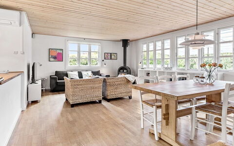 Skrolan - 200M from the Sea: Møbel, Gulvbelægning, Indretning, Etage, Træ, Trægulve, Loft, Bord, Køkken & Spisebord, Stue