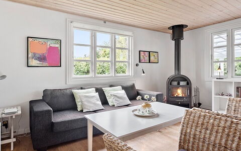 Skrolan - 200M from the Sea: Møbel, Indretning, Gulvbelægning, Couch, Etage, Stue, Træ, Værelse, Loft, Bord