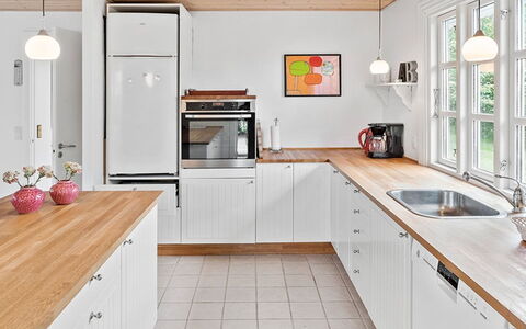 Skrolan - 200M from the Sea: Køkken, Countertop, Køkken Apparat, Gulvbelægning, Indretning, Cabinetry, Træ, Større Bandage, Etage, Møbel