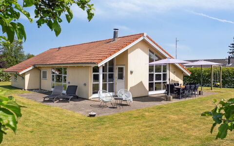 Wreth - 300M from the Sea: Blå, Busk, Sommerhus, Bunddække, Have, Estate, Skygge, Landscaping, Stuehus, Eco Hotel