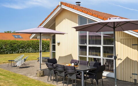 Wreth - 300M from the Sea: Blå, Busk, Sommerhus, Bunddække, Have, Estate, Skygge, Landscaping, Stuehus, Eco Hotel
