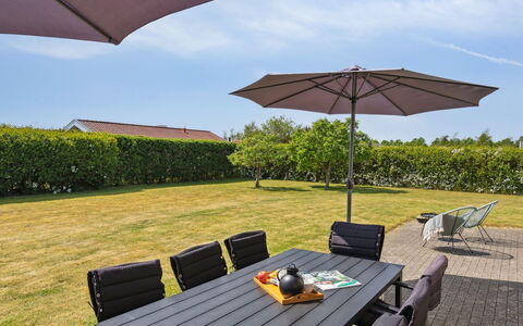 Wreth - 300M from the Sea: Blå, Busk, Sommerhus, Bunddække, Have, Estate, Skygge, Landscaping, Stuehus, Eco Hotel