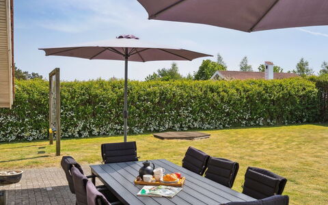 Wreth - 300M from the Sea: Blå, Busk, Sommerhus, Bunddække, Have, Estate, Skygge, Landscaping, Stuehus, Eco Hotel