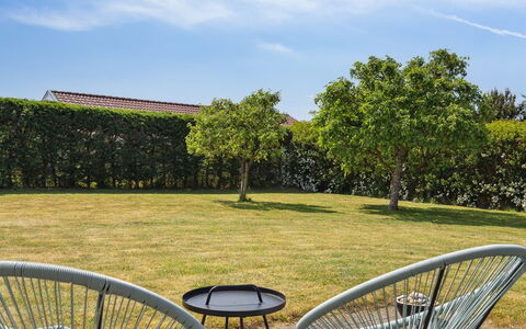 Wreth - 300M from the Sea: Blå, Busk, Sommerhus, Bunddække, Have, Estate, Skygge, Landscaping, Stuehus, Eco Hotel