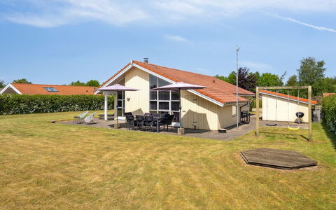 Wreth - 300M from the Sea: Blå, Busk, Sommerhus, Bunddække, Have, Estate, Skygge, Landscaping, Stuehus, Eco Hotel