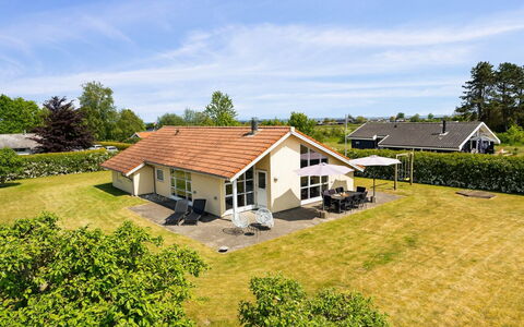 Wreth - 300M from the Sea: Blå, Busk, Sommerhus, Bunddække, Have, Estate, Skygge, Landscaping, Stuehus, Eco Hotel