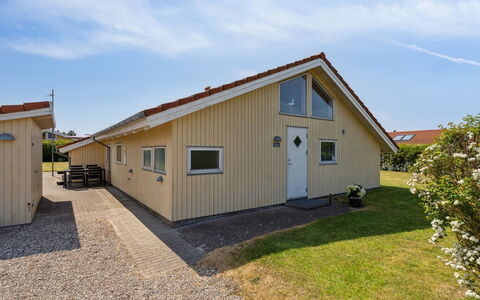 Wreth - 300M from the Sea: Blå, Busk, Sommerhus, Bunddække, Have, Estate, Skygge, Landscaping, Stuehus, Eco Hotel
