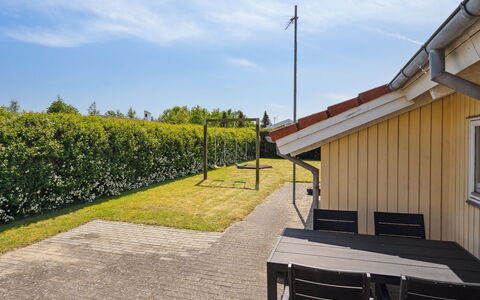 Wreth - 300M from the Sea: Blå, Busk, Sommerhus, Bunddække, Have, Estate, Skygge, Landscaping, Stuehus, Eco Hotel