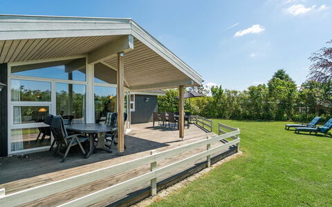 Kajana - 400M from the Sea: Blå, Busk, Sommerhus, Bunddække, Have, Estate, Skygge, Landscaping, Stuehus, Eco Hotel