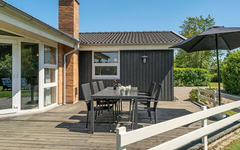 Kajana - 400M from the Sea: Blå, Busk, Sommerhus, Bunddække, Have, Estate, Skygge, Landscaping, Stuehus, Eco Hotel