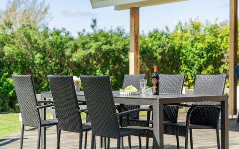 Kajana - 400M from the Sea: Blå, Busk, Sommerhus, Bunddække, Have, Estate, Skygge, Landscaping, Stuehus, Eco Hotel
