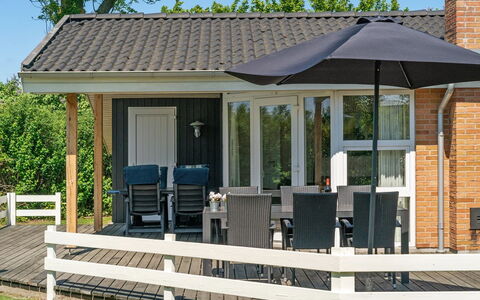 Kajana - 400M from the Sea: Blå, Busk, Sommerhus, Bunddække, Have, Estate, Skygge, Landscaping, Stuehus, Eco Hotel