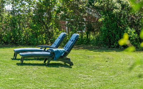 Kajana - 400M from the Sea: Blå, Busk, Sommerhus, Bunddække, Have, Estate, Skygge, Landscaping, Stuehus, Eco Hotel
