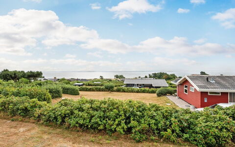Miriam - 300M from the Sea: Svømmepøl, Ferieby