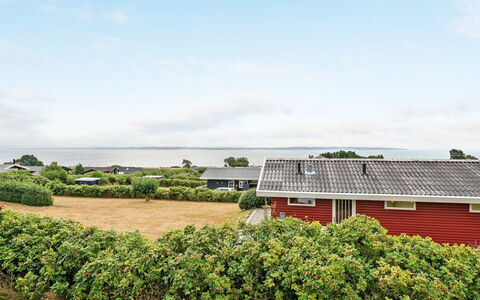 Miriam - 300M from the Sea: Svømmepøl, Ferieby
