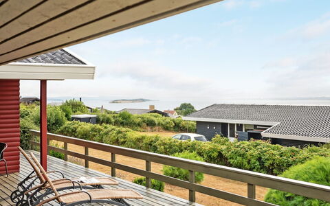 Miriam - 300M from the Sea: Tag, Hus, Land Lot, Hjem, Sommerhus, Estate, Garden Bygninger, Skygge, Bjælkehytte, Landscaping