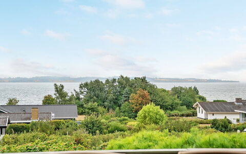 Miriam - 300M from the Sea: Tag, Hus, Land Lot, Hjem, Sommerhus, Estate, Garden Bygninger, Skygge, Bjælkehytte, Landscaping