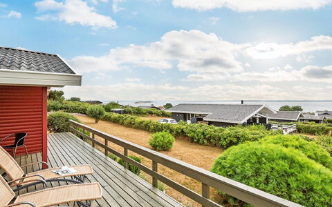 Miriam - 300M from the Sea: Tag, Hus, Land Lot, Hjem, Sommerhus, Estate, Garden Bygninger, Skygge, Bjælkehytte, Landscaping