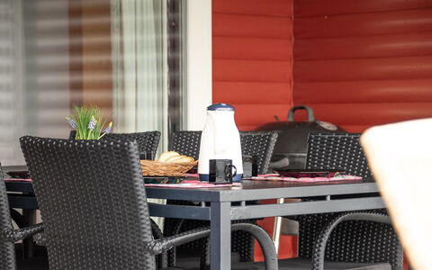 Miriam - 300M from the Sea: Tag, Hus, Land Lot, Hjem, Sommerhus, Estate, Garden Bygninger, Skygge, Bjælkehytte, Landscaping