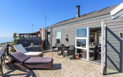 Grim - 5M from the Sea: Tag, Hjem, Hus, Sidespor, Sommerhus, Kompositmateriale, Dør, Skydevindue, Estate, Skorsten