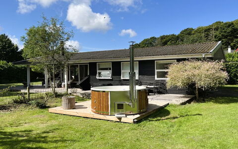 Aksa - 400M from the Sea: Sommerhus, Have, Backyard, Garden Bygninger, Gård, Udendørs Struktur, Lawn, Dæk, Skur, Skygge