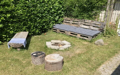 Aksa - 400M from the Sea: Udendørs Møbler, Bunddække, Have, Udendørs Bench, Lawn, Backyard, Bænk, Gård, Naturmateriale, Planke