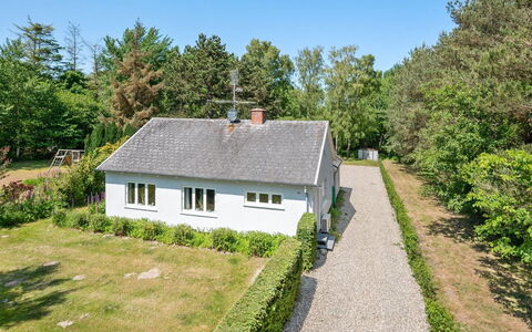 Thrugels - 200M from the Sea: Bygning, Græs, Grøn, Hus, Tag, Hjem, Busk, Boligområde, Sommerhus