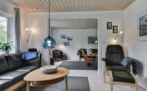 Thrugels - 200M from the Sea: Indretning, Møbel, Væg, Gulvbelægning, Loft, Træ, Lysarmatur, Etage, Stue, Hjem