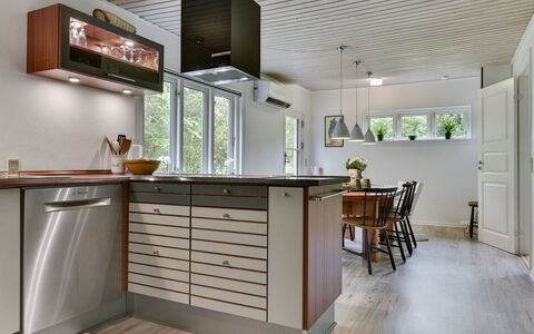 Thrugels - 200M from the Sea: Gulvbelægning, Træ, Køkken, Indretning, Køkken Apparat, Etage, Møbel, Cabinetry, Countertop, Loft