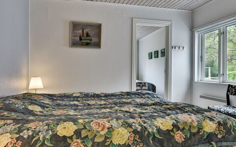 Thrugels - 200M from the Sea: Soveværelse, Seng, Sengetøj, Sengetøj, Indretning, Møbel, Sengetøj, Bed Frame, Etage, Loft