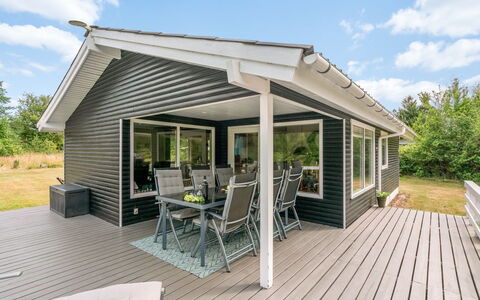 Giertrud - 500M from the Sea: Træ, Veranda, Sidespor, Hjem, Tag, Hus, Sommerhus, Dør, Dæk, Hårdttræ