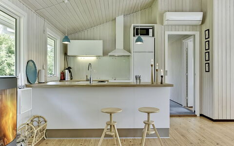 Giertrud - 500M from the Sea: Gulvbelægning, Indretning, Træ, Loft, Etage, Lysarmatur, Køkken, Trægulve, Hjem, Husholdningsapparat