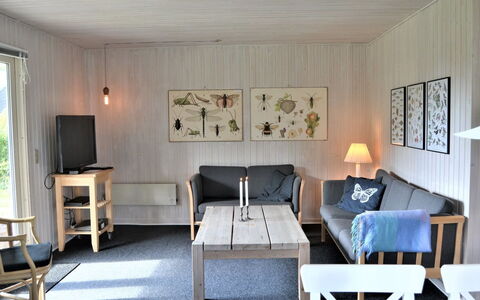 Kustaa - 1Km from the Sea: Møbel, Gulvbelægning, Indretning, Træ, Etage, Bord, Loft, Stol, Værelse, Stue