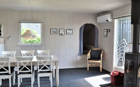 Kustaa - 1Km from the Sea: Møbel, Træ, Gulvbelægning, Indretning, Etage, Loft, Værelse, Stol, Køkken & Spisebord, Stue