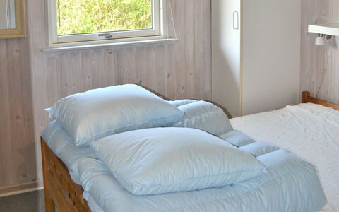 Kustaa - 1Km from the Sea: Soveværelse, Møbel, Seng, Sengetøj, Sengetøj, Træ, Sengetøj, Etage, Textile, Indretning