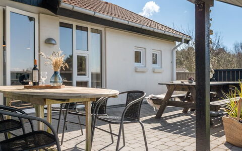 Faina - 100M from the Sea: Tag, Hus, Hjem, Sommerhus, Dør, Sidespor, Dæk, Veranda, Planke, Hårdttræ