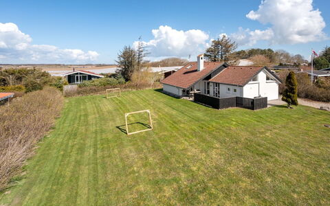 Faina - 100M from the Sea: Tag, Hus, Hjem, Sommerhus, Dør, Sidespor, Dæk, Veranda, Planke, Hårdttræ
