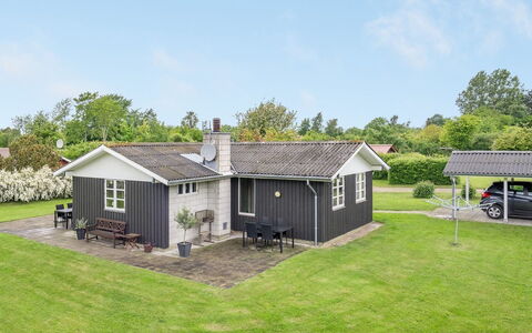 Jaike - 350M from the Sea: Møbel, Indretning, Gulvbelægning, Træ, Etage, Loft, Trægulve, Stol, Bord, Belysning