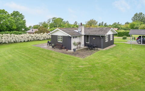 Jaike - 350M from the Sea: Møbel, Indretning, Gulvbelægning, Træ, Etage, Loft, Trægulve, Stol, Bord, Belysning