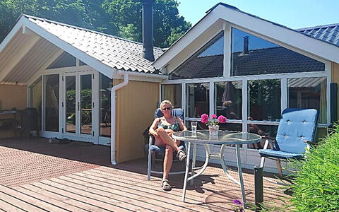 Sporgh - 100M from the Sea: Hjem, Skygge, Sommerhus, Dør, Udendørs Møbler, Estate, Fritid, Veranda, Sidespor, Gård