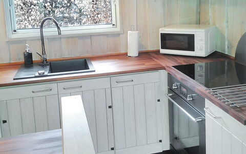 Sporgh - 100M from the Sea: Gulvbelægning, Køkken, Køkken Apparat, Træ, Countertop, Cabinetry, Møbel, Køkkenvask, Etage, Indretning