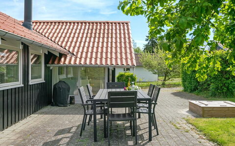 Dea - 850M from the Sea: Boligområde, Tag, Forstad, Indkørsel, Estate, Skorsten