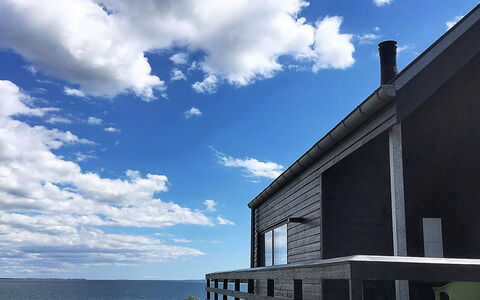 Reinhard - 50M from the Sea: Møbel, Indretning, Gulvbelægning, Træ, Etage, Loft, Trægulve, Stol, Bord, Belysning