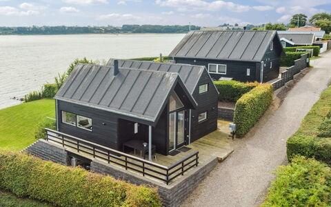Reinhard - 50M from the Sea: Møbel, Indretning, Gulvbelægning, Træ, Etage, Loft, Trægulve, Stol, Bord, Belysning