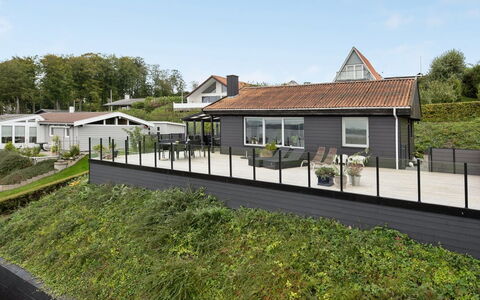 Karli - 330M to the Fjord: Træ, Tag, Arkitektur, Hjem, Hus, Sommerhus, Sidespor, Hårdttræ, Hældning, Estate